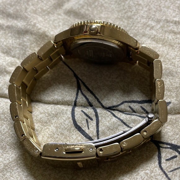 Preloved GUESS gold plated mini sparkle women’s watch - Picture 5 of 6